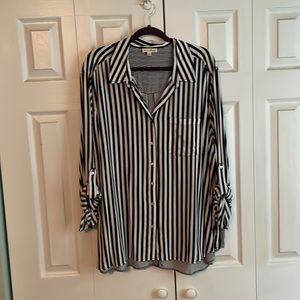 NWOT Gorgeous black and white blouse